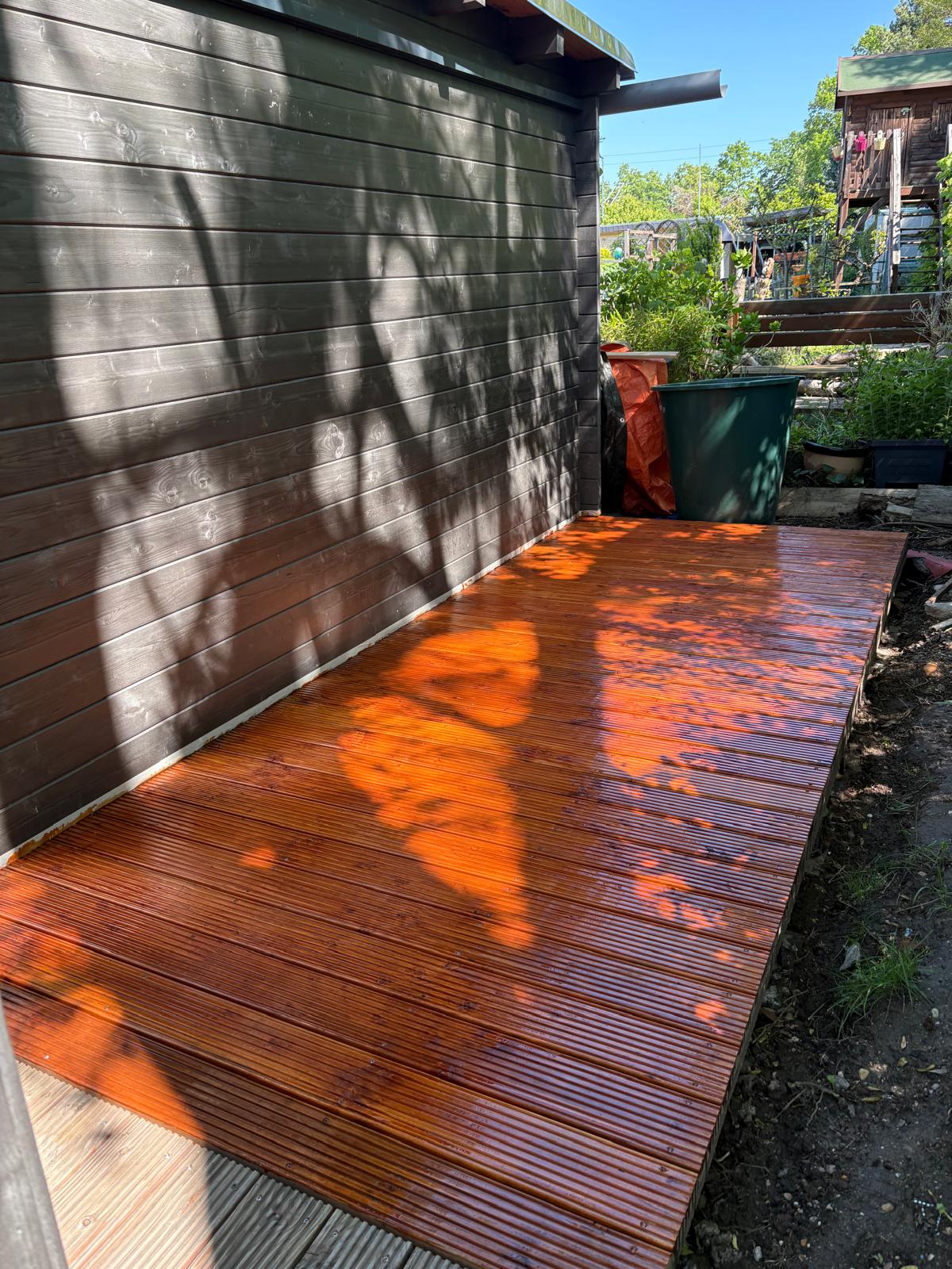 Anstrich einer neu errichteten Terrasse